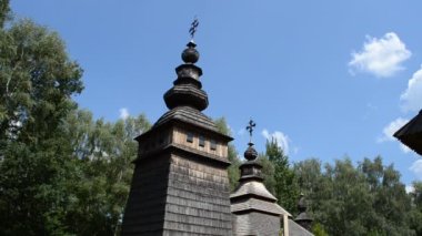 Gökyüzüne ve tahtaya karşı Greco Katolik Kilisesi. Eski ahşap bir Ortodoks kilisesi yakındaki bir köyden taşındı ve 