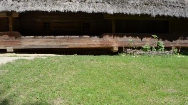 Eski bir ev ve avlu. Orman bölgesinde çekim. Lviv, Ukrayna.