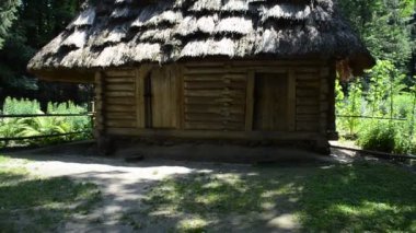 Eski bir ev ve avlu. Orman bölgesinde çekim. Lviv, Ukrayna.