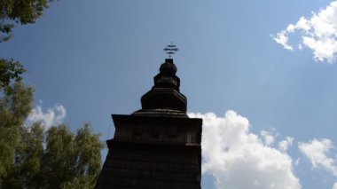 Kilise ve gökyüzü. Eski ahşap bir Ortodoks kilisesi yakındaki bir köyden taşındı ve 