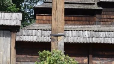 Çarmıha gerilmiş İsa aşkına. Eski ahşap bir Ortodoks kilisesi yakındaki bir köyden taşındı ve halk mimarisi müzesine yeniden yerleştirildi 