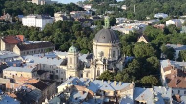 Lviv tepede. Güneş ışınları şehri aydınlatıyor. Lviv, Ukrayna.