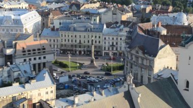 Lviv 'deki Adam Mickiewicz Anıtı. Adam Mickiewicz Anıtı Lviv, Ukrayna 'da. Mickiewicz (1798-1855) Polonyalı şair, kompozisyon yazarı, çevirmen, yayıncı ve siyasetçi. Lviv, Ukrayna.
