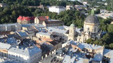 Çatı katları. Güneş ışınları şehri aydınlatıyor. Lviv, Ukrayna.
