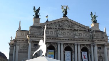 Opera ve bale dünyasının en iyi tiyatrosu. Opera ve bale dünyasının en iyi tiyatrosu. Merkezi heykel Zafer, sol heykel Müzik, sağ figür Komedi ve Drama. Lviv, Ukrayna.
