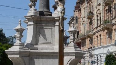 Tapınağın yanından geç. Aziz Andrey 'in Greko-Katolik tapınağının yakınından geç. Lviv, Ukrayna.