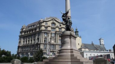 Polonyalı şair Adam Mickiewicz 'in anıtı. Lviv, Ukrayna. Lviv Ukrayna 'da ulusal, kültürel ve eğitici bir bilim merkezidir. Adam Mickiewicz Anıtı Lviv, Ukrayna 'da. Mickiewicz (1798-1855) Polonyalı şair..