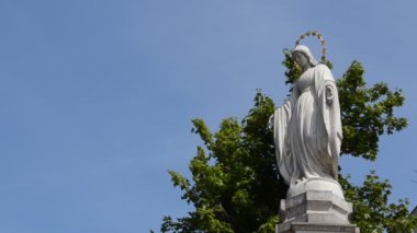 Gökyüzüne karşı heykel. Lviv, Ukrayna. Lviv, Ukrayna 'daki Bakire Meryem Heykeli. Lviv - Galiçya 'nın tarihi bölgesinin başkenti. Lviv tarihi şehir merkezi UNESCO Dünya Mirasları Listesinde yer alıyor.