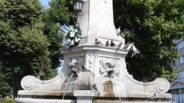 Lviv 'deki Bakire Meryem Heykeli. Lviv, Ukrayna 'daki Bakire Meryem Heykeli. Lviv - Galiçya 'nın tarihi bölgesinin başkenti. Lviv tarihi şehir merkezi UNESCO Dünya Mirasları Listesi 'nde yer alıyor. Lviv, Ukrayna.