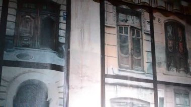 Eski Avrupa evi, arka plan. Yanıp sönen bir lambayla işaretlenmiş..