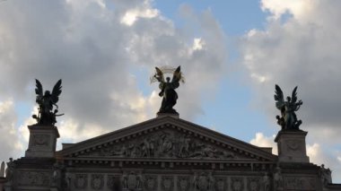 Tiyatro binası. Lviv, Ukrayna. Opera ve bale dünyasının en iyi tiyatrosu. Merkezi heykel Zafer, sol heykel Müzik, sağ figür Komedi ve Drama.