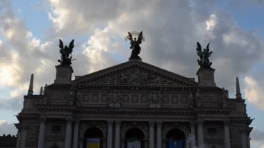 Opera ve bale dünyasının en iyi tiyatrosu. Lviv, Ukrayna. Opera ve bale dünyasının en iyi tiyatrosu. Merkezi heykel Zafer, sol heykel Müzik, sağ figür Komedi ve Drama.