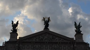 Merkezi heykel Zafer 'dir. Lviv, Ukrayna. Opera ve bale dünyasının en iyi tiyatrosu. Merkezi heykel Zafer, sol heykel Müzik, sağ figür Komedi ve Drama.
