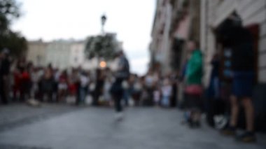 Danslar, odak dışı. Sokak dansçıları break dans yapar. Eylem Lviv, Ukrayna 'da gerçekleşiyor.