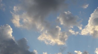Bulutlu gökyüzü. Gökyüzüne karşı bulutlar.