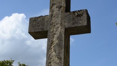 Gökyüzüne karşı geç. Lviv, Ukrayna. Lychakovsky Mezarlığı, Ukrayna 'nın en eski mezarlarından biri olan Lychakov' un tarihi bölgesi Lviv 'deki tarihi ve anıtsal (1991' den beri) bir mezarlıktır..