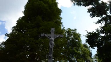 Çarmıha gerilmiş tanrı şeklinde bir mezar taşı. Lviv, Ukrayna. Lychakovsky Mezarlığı, Ukrayna 'nın en eski mezarlarından biri olan Lychakov' un tarihi bölgesi Lviv 'deki tarihi ve anıtsal (1991' den beri) bir mezarlıktır..