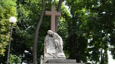 Mezarlıktaki anıt. Lviv, Ukrayna. Lychakovsky Mezarlığı, Ukrayna 'nın en eski mezarlarından biri olan Lychakov' un tarihi bölgesi Lviv 'deki tarihi ve anıtsal (1991' den beri) bir mezarlıktır..