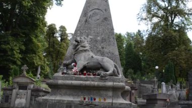 Aslan ve kartal, anıt. Lviv, Ukrayna. Lychakovsky Mezarlığı, Ukrayna 'nın en eski mezarlarından biri olan Lychakov' un tarihi bölgesi Lviv 'deki tarihi ve anıtsal (1991' den beri) bir mezarlıktır..