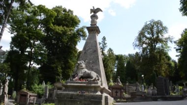 Aslan ve kartal, anıt. Lviv, Ukrayna. Lychakovsky Mezarlığı, Ukrayna 'nın en eski mezarlarından biri olan Lychakov' un tarihi bölgesi Lviv 'deki tarihi ve anıtsal (1991' den beri) bir mezarlıktır..