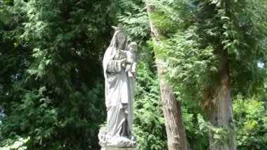 Bebekli kadın. Lviv, Ukrayna. Lychakovsky Mezarlığı, Ukrayna 'nın en eski mezarlarından biri olan Lychakov' un tarihi bölgesi Lviv 'deki tarihi ve anıtsal (1991' den beri) bir mezarlıktır..