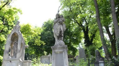 Bebekli kadınlar. Lviv, Ukrayna. Lychakovsky Mezarlığı, Ukrayna 'nın en eski mezarlarından biri olan Lychakov' un tarihi bölgesi Lviv 'deki tarihi ve anıtsal (1991' den beri) bir mezarlıktır..