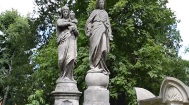 Ağaçlara karşı heykel. Lviv, Ukrayna. Lychakovsky Mezarlığı, Ukrayna 'nın en eski mezarlarından biri olan Lychakov' un tarihi bölgesi Lviv 'deki tarihi ve anıtsal (1991' den beri) bir mezarlıktır..