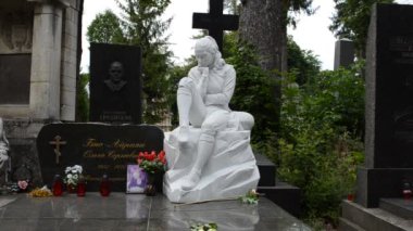 Bilinen Ukrayna eskrimcisinin anıtı. Lviv, Ukrayna. Lychakovsky Mezarlığı, Ukrayna 'nın en eski mezarlarından biri olan Lychakov' un tarihi bölgesi Lviv 'deki tarihi ve anıtsal (1991' den beri) bir mezarlıktır..