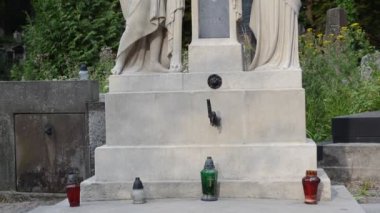 Çarmıha gerilmiş melekler. Lviv, Ukrayna. Lychakovsky Mezarlığı, Ukrayna 'nın en eski mezarlarından biri olan Lychakov' un tarihi bölgesi Lviv 'deki tarihi ve anıtsal (1991' den beri) bir mezarlıktır..