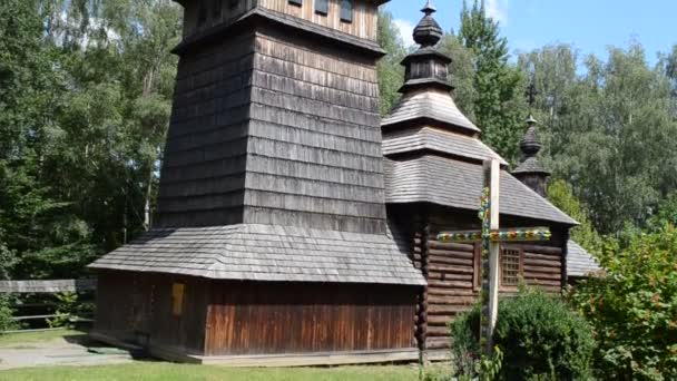 Ξύλινη Εκκλησία Παλιά Ξύλινη Ορθόδοξη Εκκλησία Μεταφέρθηκε Από Κοντινό Χωριό — Αρχείο Βίντεο