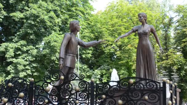 Памятник Влюбленным Львов Украина Стрельба Летом Львов — стоковое видео