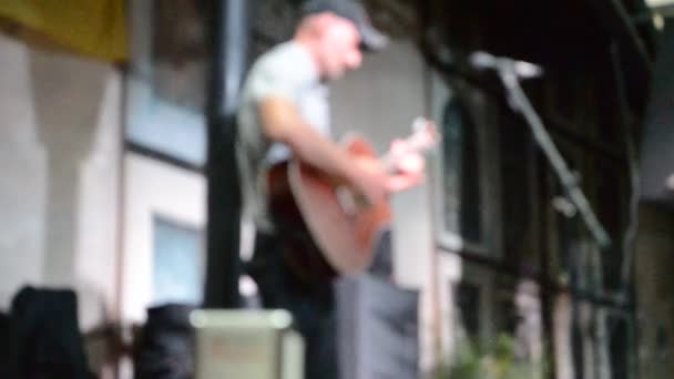 那个音乐家 走神了 利沃夫 乌克兰 音乐家在咖啡馆里弹奏吉他 — 图库视频影像