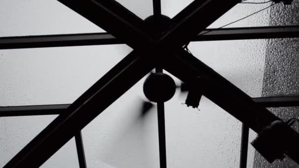 Вентилятор Стеклянным Потолком Капли Дождя Крышу — стоковое видео