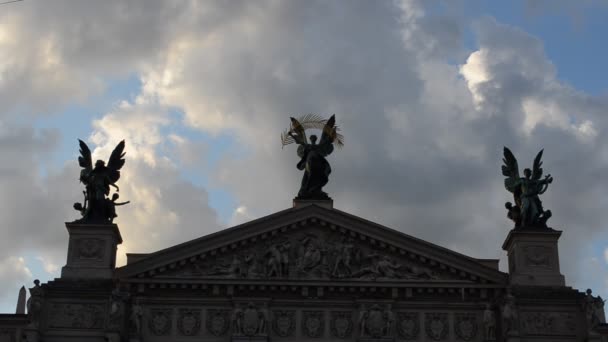 中央雕塑是胜利 利沃夫 乌克兰 利沃夫剧院 歌剧和芭蕾舞的外景 中心雕塑是胜利 左边是音乐 右边是喜剧和戏剧 — 图库视频影像
