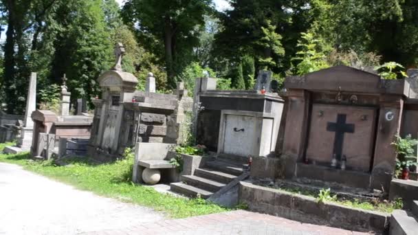 Túmulos Num Cemitério Lviv Ucrânia Lychakovsky Cemitério Propriedade Comemorativa Histórica — Vídeo de Stock