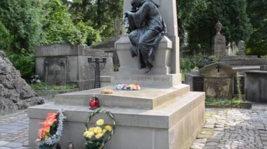 Güzel anıt. Lviv, Ukrayna. Lychakovsky Mezarlığı, Ukrayna 'nın en eski mezarlarından biri olan Lychakov' un tarihi bölgesi Lviv 'deki tarihi ve anıtsal (1991' den beri) bir mezarlıktır..