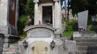 Polonyalıların cenazesi. Lviv, Ukrayna. Lychakovsky Mezarlığı, Ukrayna 'nın en eski mezarlarından biri olan Lychakov' un tarihi bölgesi Lviv 'deki tarihi ve anıtsal (1991' den beri) bir mezarlıktır..