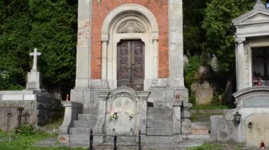 Mezarlık başlıyor. Lviv, Ukrayna. Lychakovsky Mezarlığı, Ukrayna 'nın en eski mezarlarından biri olan Lychakov' un tarihi bölgesi Lviv 'deki tarihi ve anıtsal (1991' den beri) bir mezarlıktır..