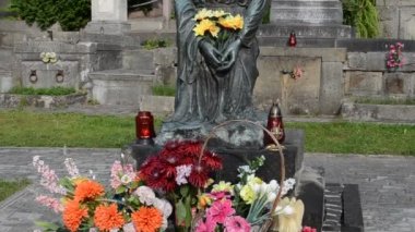 Lviv, Ukrayna 'daki çiğ mezarlığı. Lychakovsky Mezarlığı, Ukrayna 'nın en eski mezarlarından biri olan Lychakov' un tarihi bölgesi Lviv 'deki tarihi ve anıtsal (1991' den beri) bir mezarlıktır..