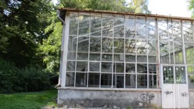 Kırık bardaklı Pavilion. Onarım gereklidir..