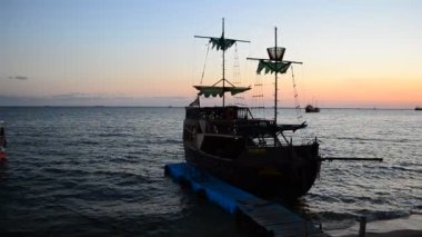 Denize açıl. Kıyıdaki gemi..