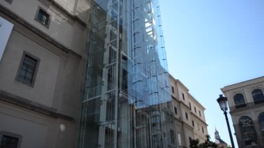Sofia Galerisi Madrid. Müzedeki asansör..