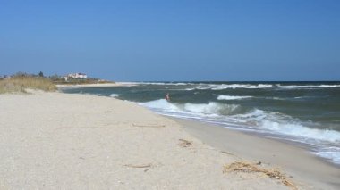 Kumsal gökyüzüne karşı. Rüzgar ve deniz