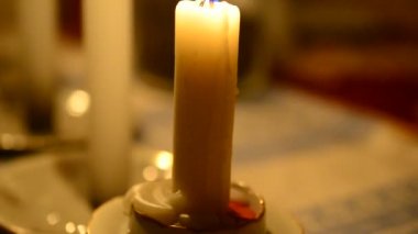 Mumlar masanın üstünde. Mum yakma işlemi.