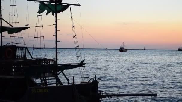 Tiang Kapal Indah Menurun Atas Laut — Stok Video