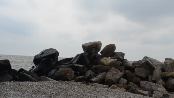 石头和大海 大风很大 — 图库视频影像