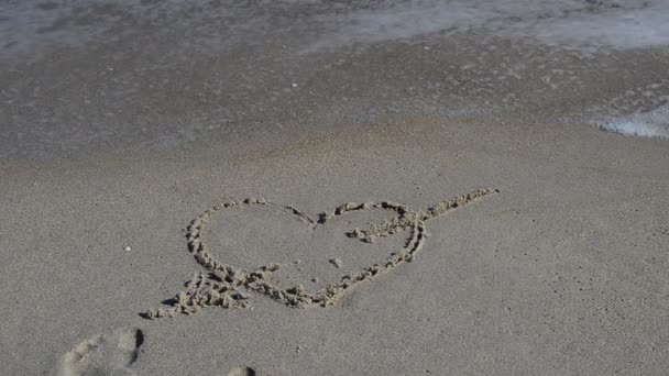 Сердце Песке Смывается Волной Сердце Песке — стоковое видео