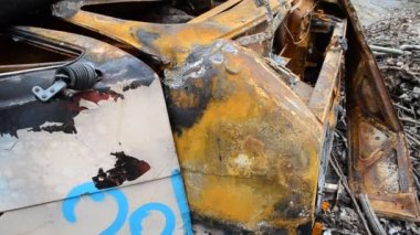 Paslı ve yanmış ceset. Bir araba tarafından yakıldı.