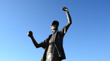 Bir anıtın üzerindeki martılar. Gökyüzüne karşı balıkçı anıtı