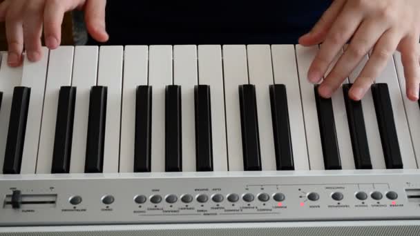 钢琴家弹钢琴 钢琴家的手指 — 图库视频影像